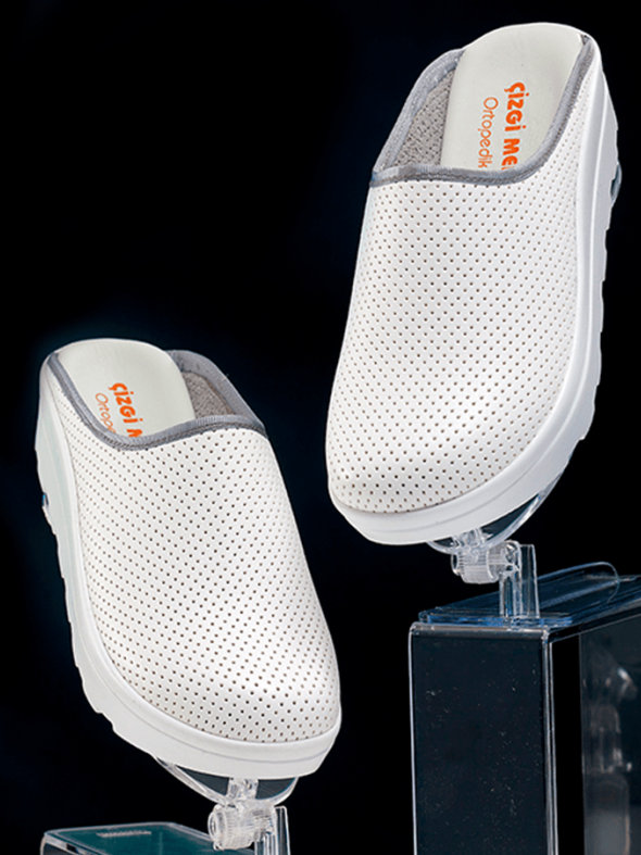 თეთრი ქალის სამედიცინო ჩუსტები ექიმისთვის და ექთნისთვის