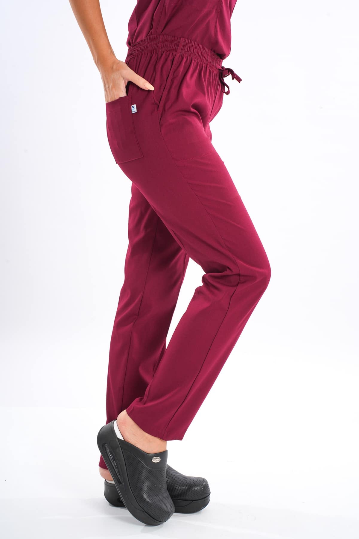 ბორდოს ფერის ელვა-შესაკრავიანი, რბილი ლიკრას სამედიცინო უნიფორმის ნაკრები ექიმისა და ექთნისთვის