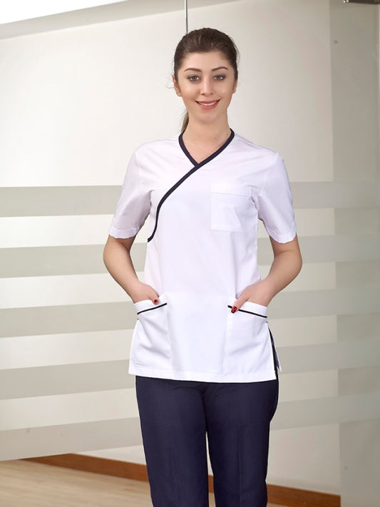 ალპაკას , თეთრი ზედა და მუქი ლურჯი ქვედაბოლო, ქირურგიული სკრაბების უნიფორმის ნაკრები