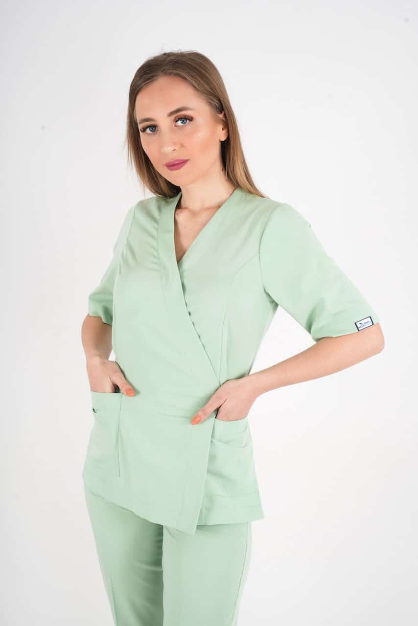 ღია მწვანე ელეგანტური, სარტყელზე შესაკრავი ქირურგიული უნიფორმის კომპლექტი