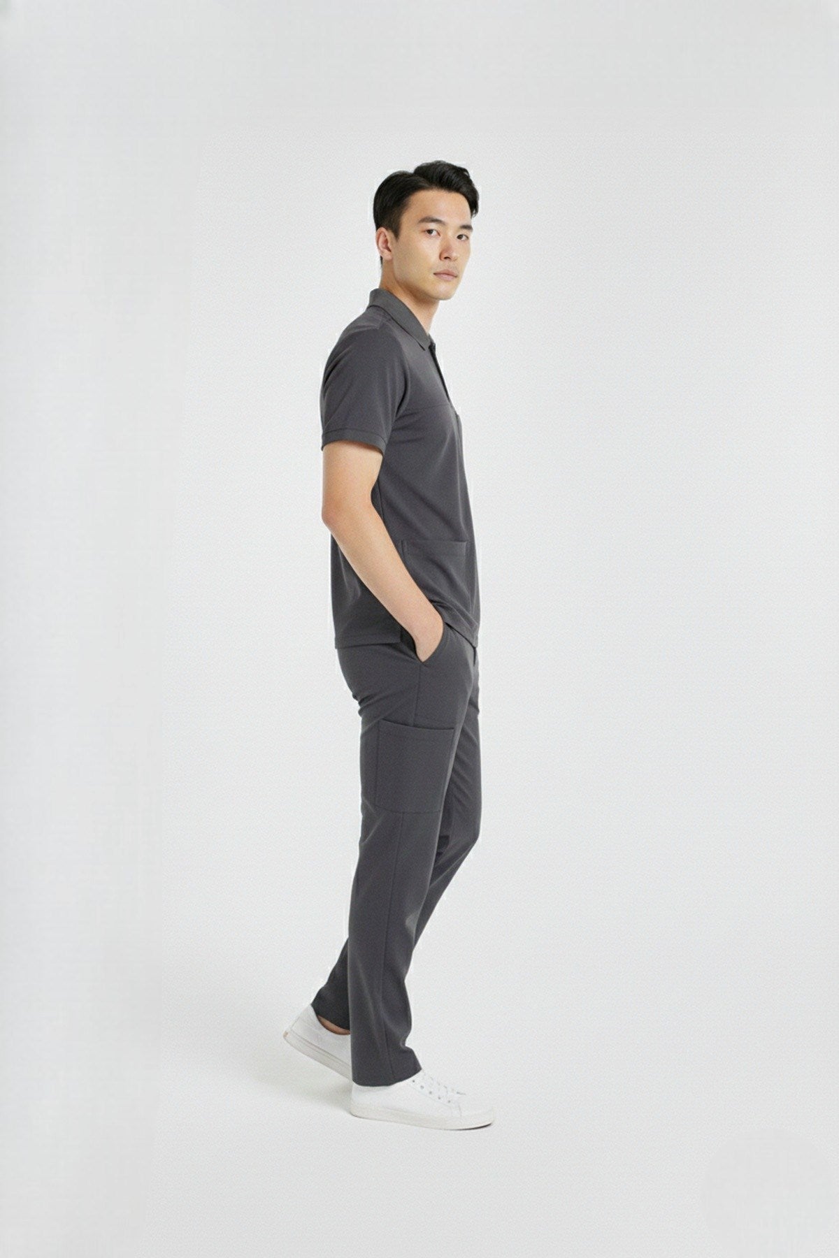 ზულუ მოდელი ნაცრის ფერი ელასტიური, კოჭაყელიანი პოლოს სტილის სამედიცინო უნიფორმა მამაკაცისთვის (ექიმი, ექთანი)