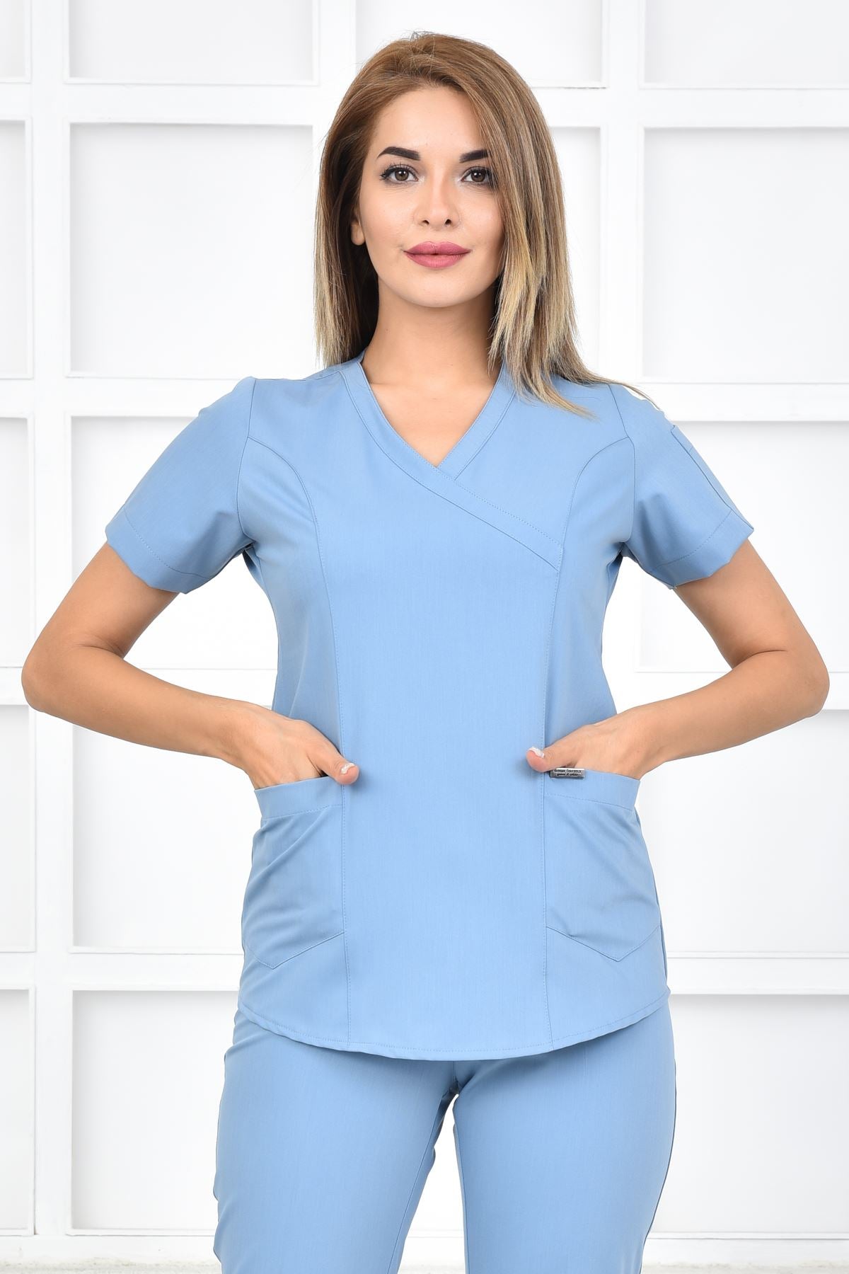 ღია - ლიმონისფერი  სამედიცინო უნიფორმა ექიმისა და ექთნისთვის.მხოლოდ ქალბატონებისთვის.