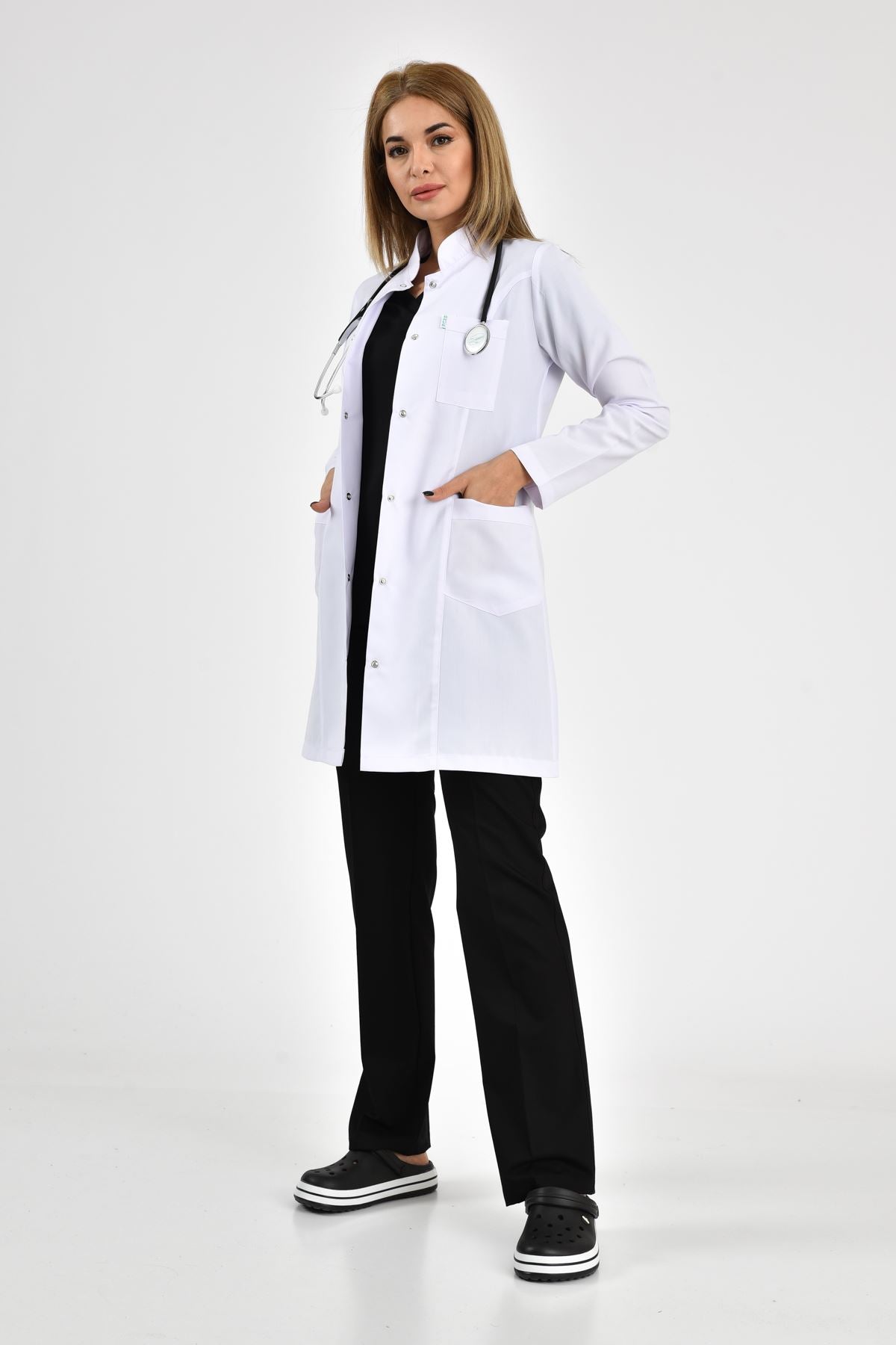 თეთრი ქალბატონებისთვის სამედიცინო ხალათი, ალპაკას ქსოვილი, "ჯაჯის" საყელოთი