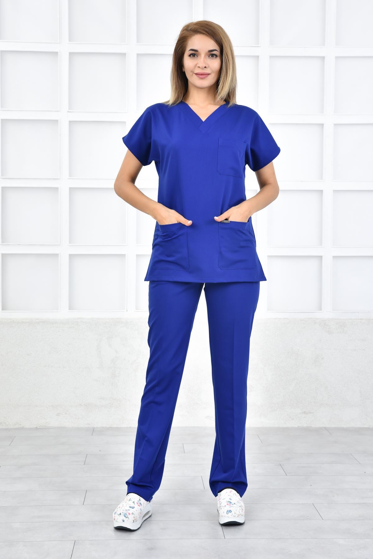 ლურჯი - ელექტრიკი სამედიცინო სკრაბი. უნისექსი ექიმებისთვის და ექთნებისთვის.მედ. პერსონალისთვის