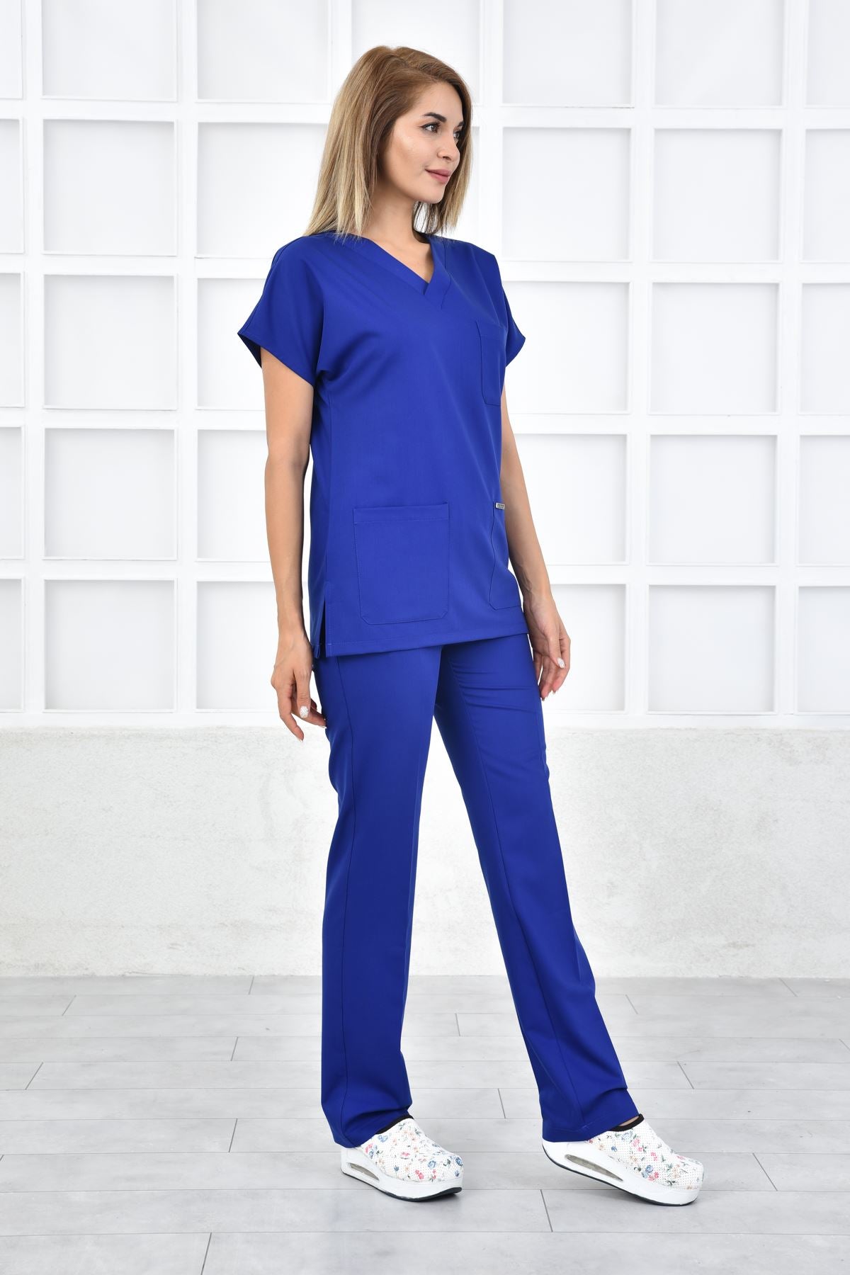 ლურჯი - ელექტრიკი სამედიცინო სკრაბი. უნისექსი ექიმებისთვის და ექთნებისთვის.მედ. პერსონალისთვის