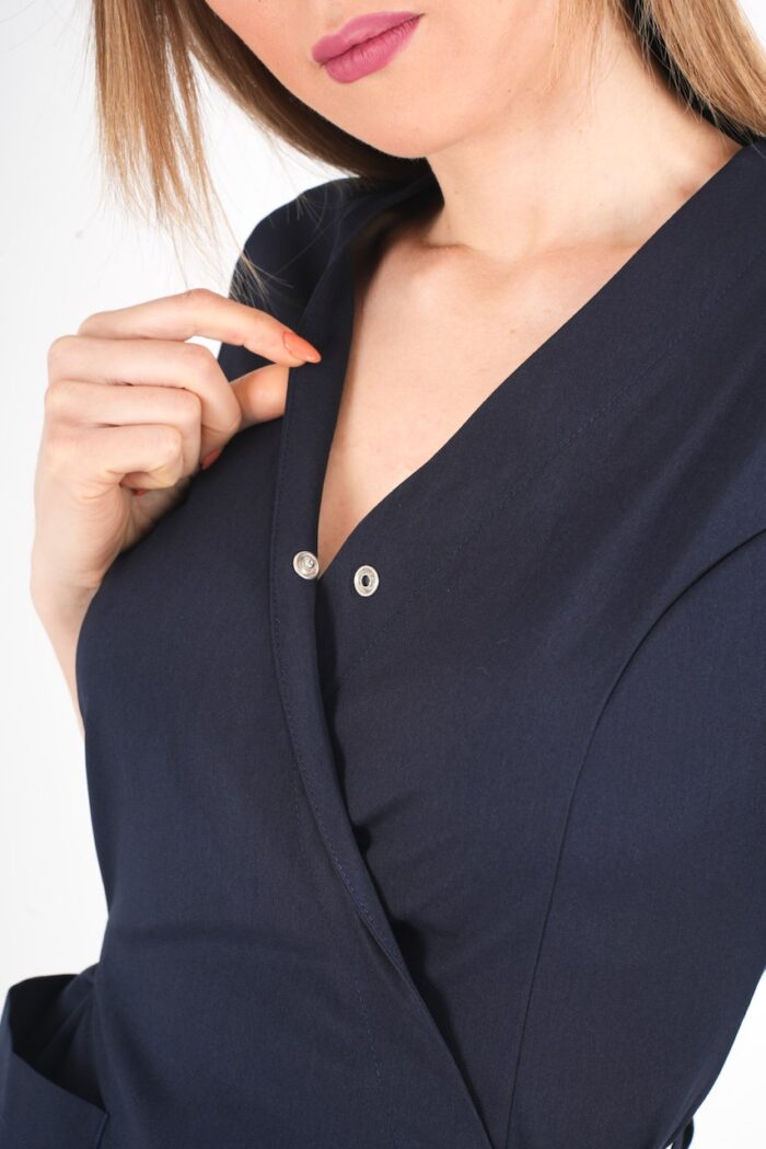 მუქი ლურჯი ელეგანტური, სარტყელზე შესაკრავი ქირურგიული უნიფორმის კომპლექტი