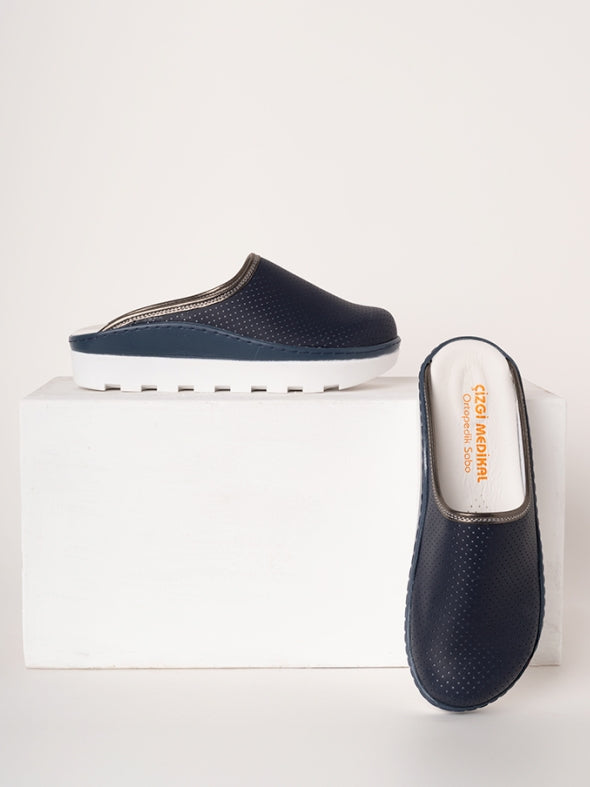 მუქი ლურჯი ქალის სამედიცინო ჩუსტები ექიმისთვის/ექთნისთვის