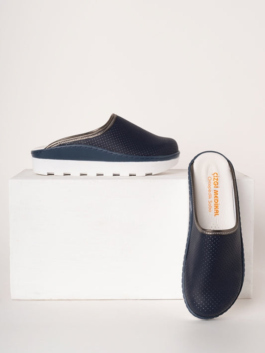 მუქი ლურჯი ქალის სამედიცინო ჩუსტები ექიმისთვის/ექთნისთვის