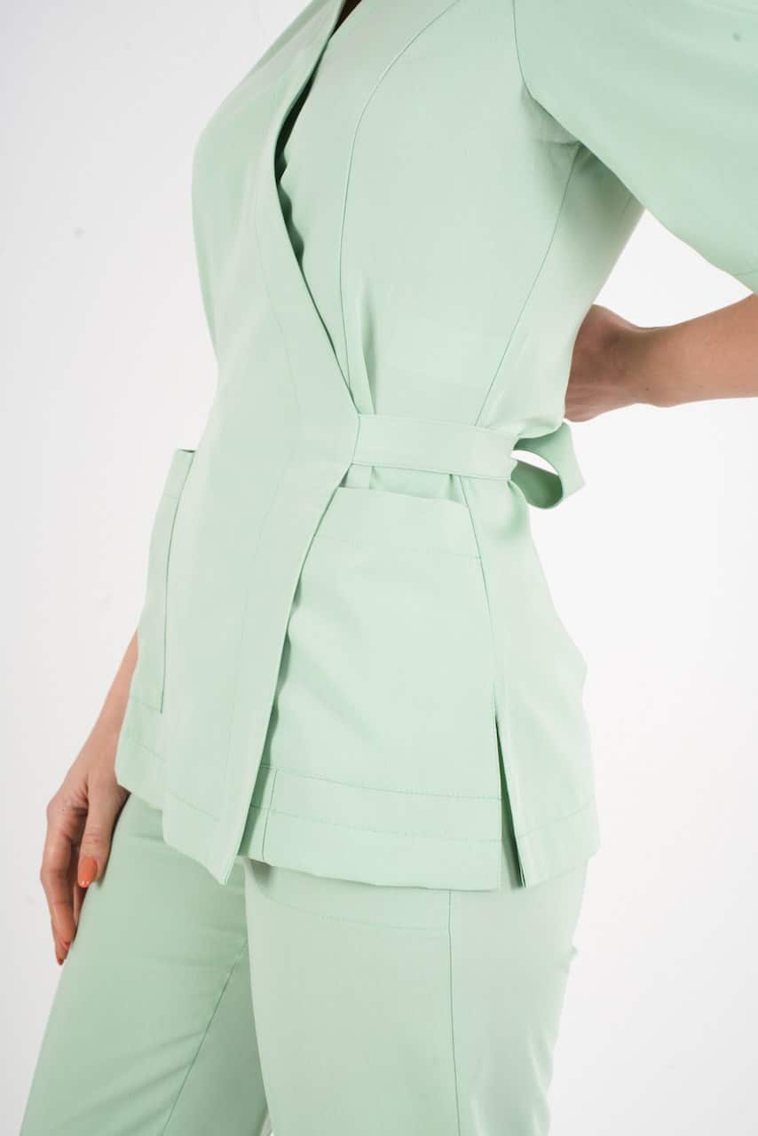 ღია მწვანე ელეგანტური, სარტყელზე შესაკრავი ქირურგიული უნიფორმის კომპლექტი