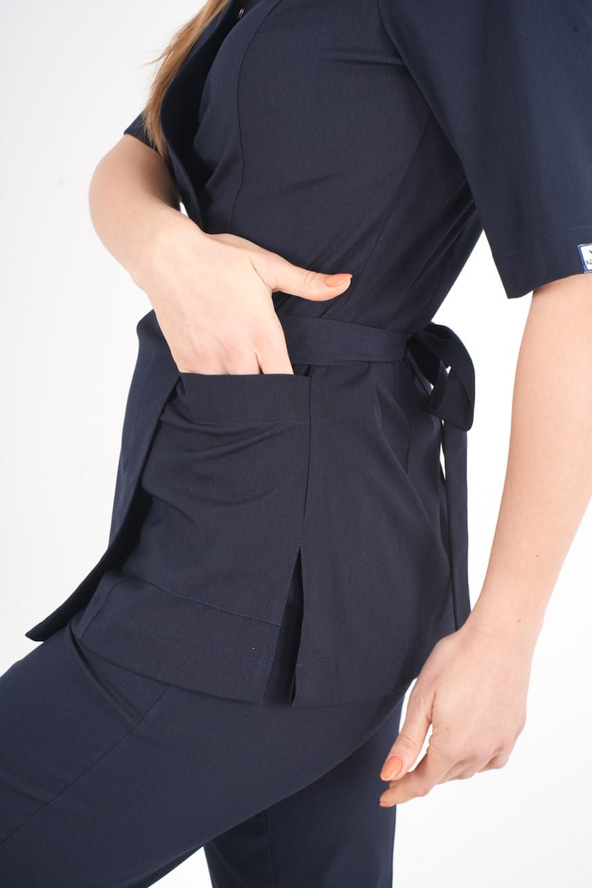 მუქი ლურჯი ელეგანტური, სარტყელზე შესაკრავი ქირურგიული უნიფორმის კომპლექტი