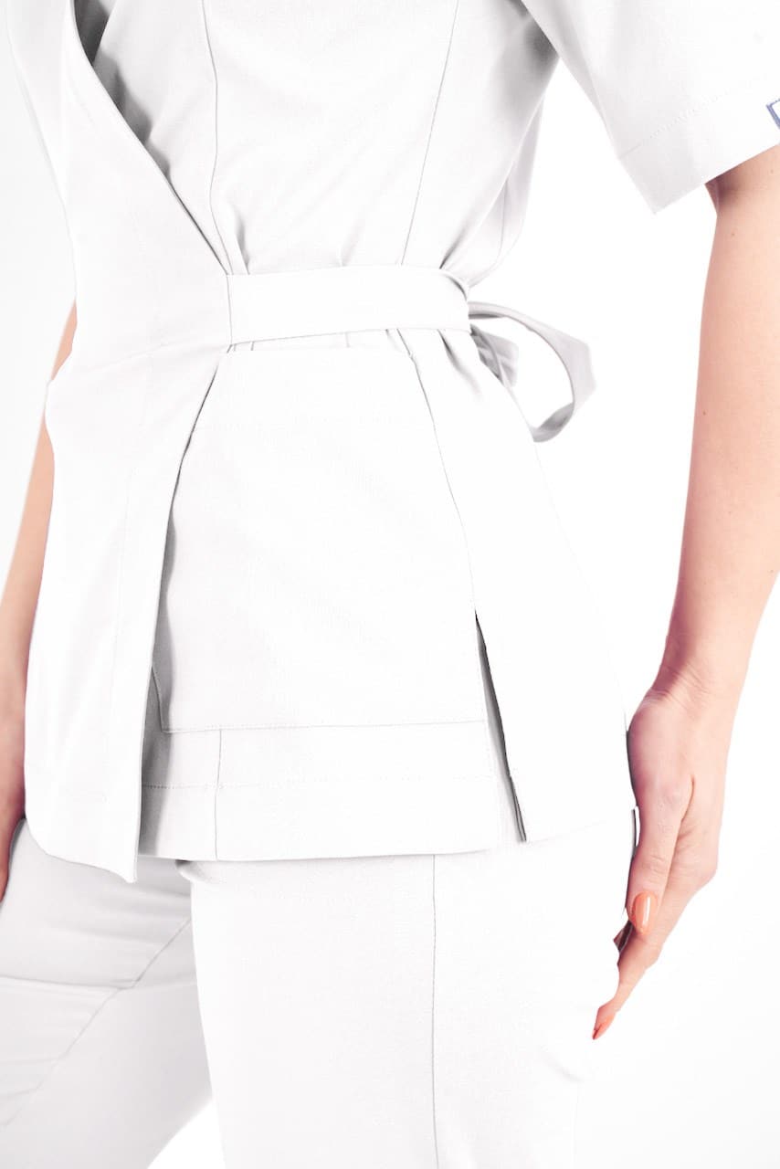 თეთრი ელეგანტური, სარტყელზე შესაკრავი სამედიცინო უნიფორმის კომპლექტი