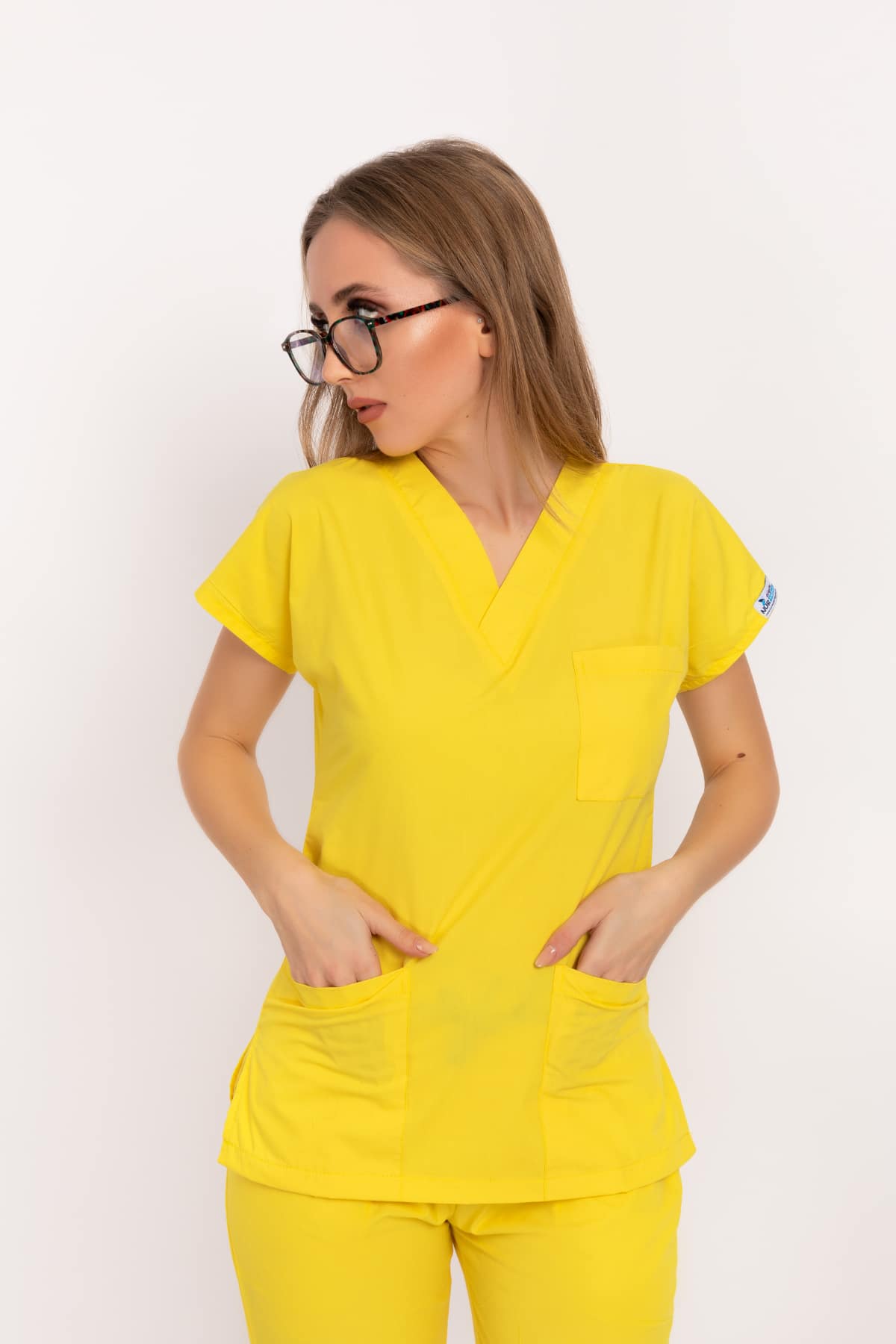 ყვითელი ფერის ტერისკოტონის სამედიცინო უნიფორმა