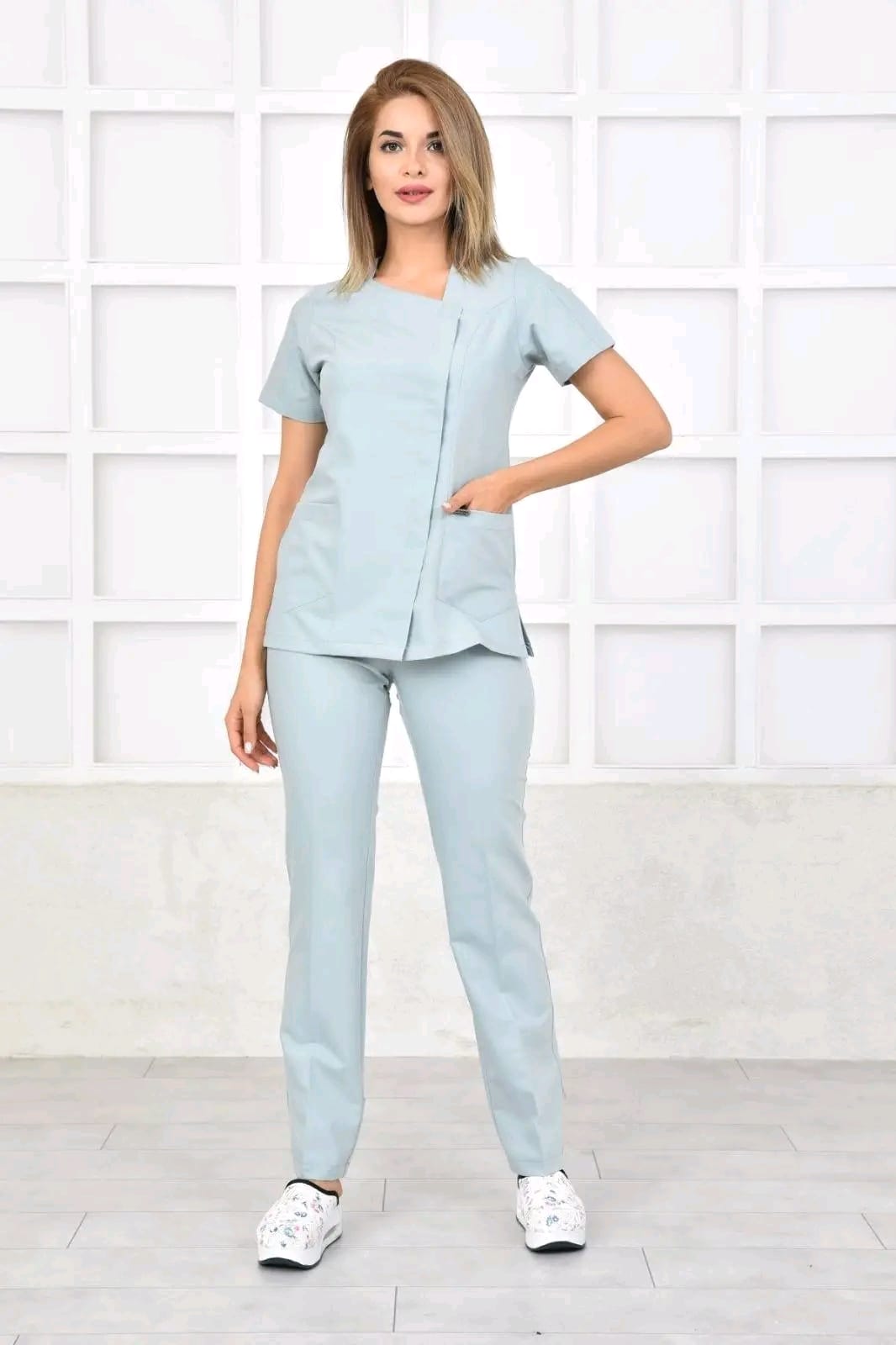 ღია - ლიმონისფერი  სამედიცინო უნიფორმა ექიმისა და ექთნისთვის.მხოლოდ ქალბატონებისთვის.