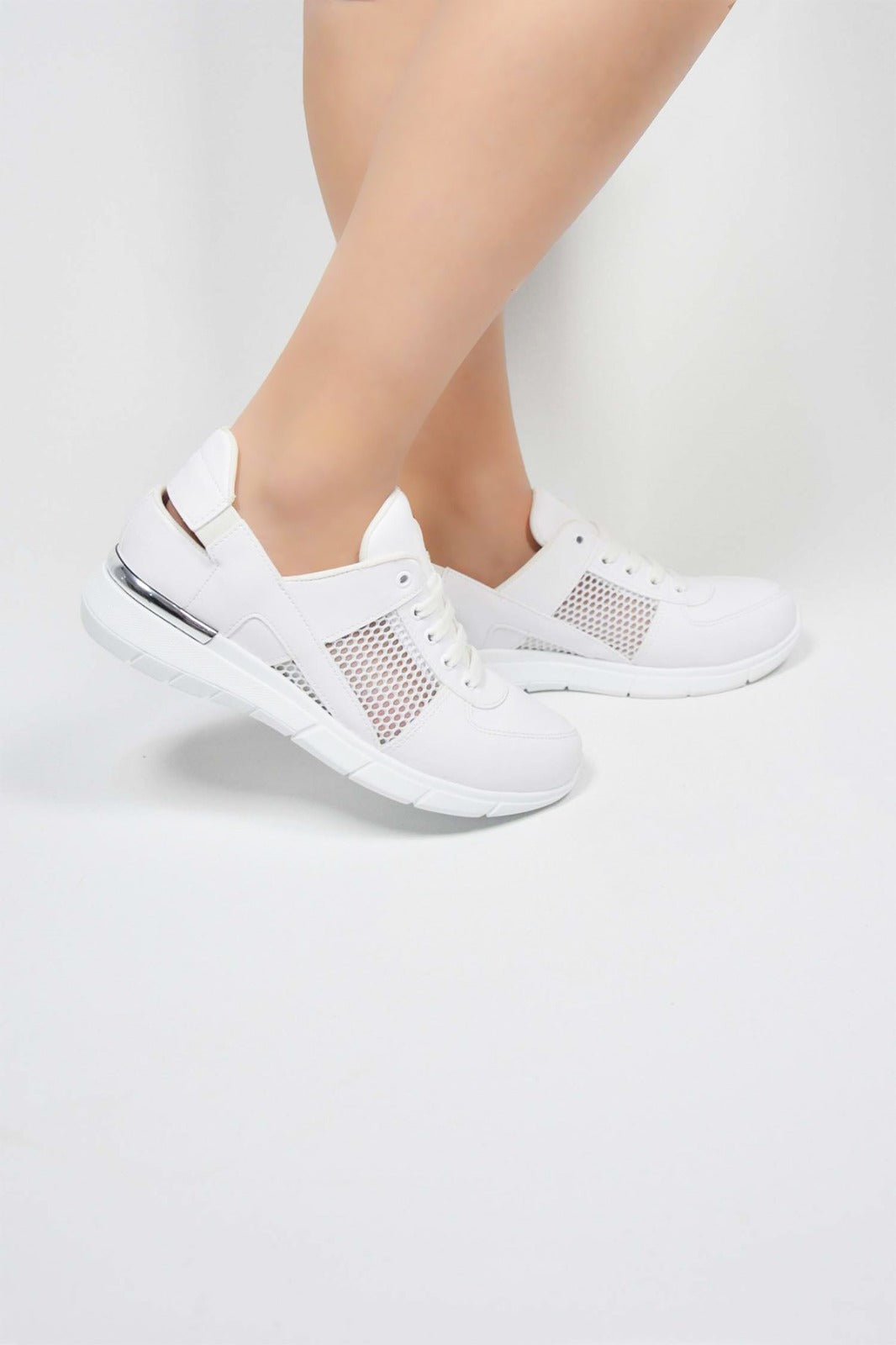 თეთრი ორთოპედიული სპორტული ფეხსაცმელი