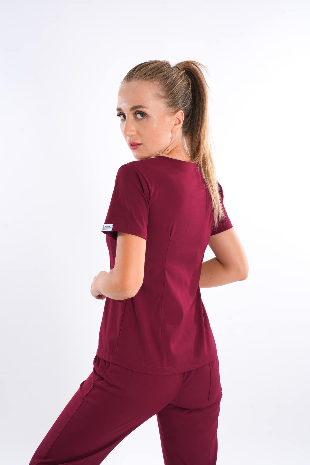 ბორდოს ფერის ელვა-შესაკრავიანი, რბილი ლიკრას სამედიცინო უნიფორმის ნაკრები ექიმისა და ექთნისთვის