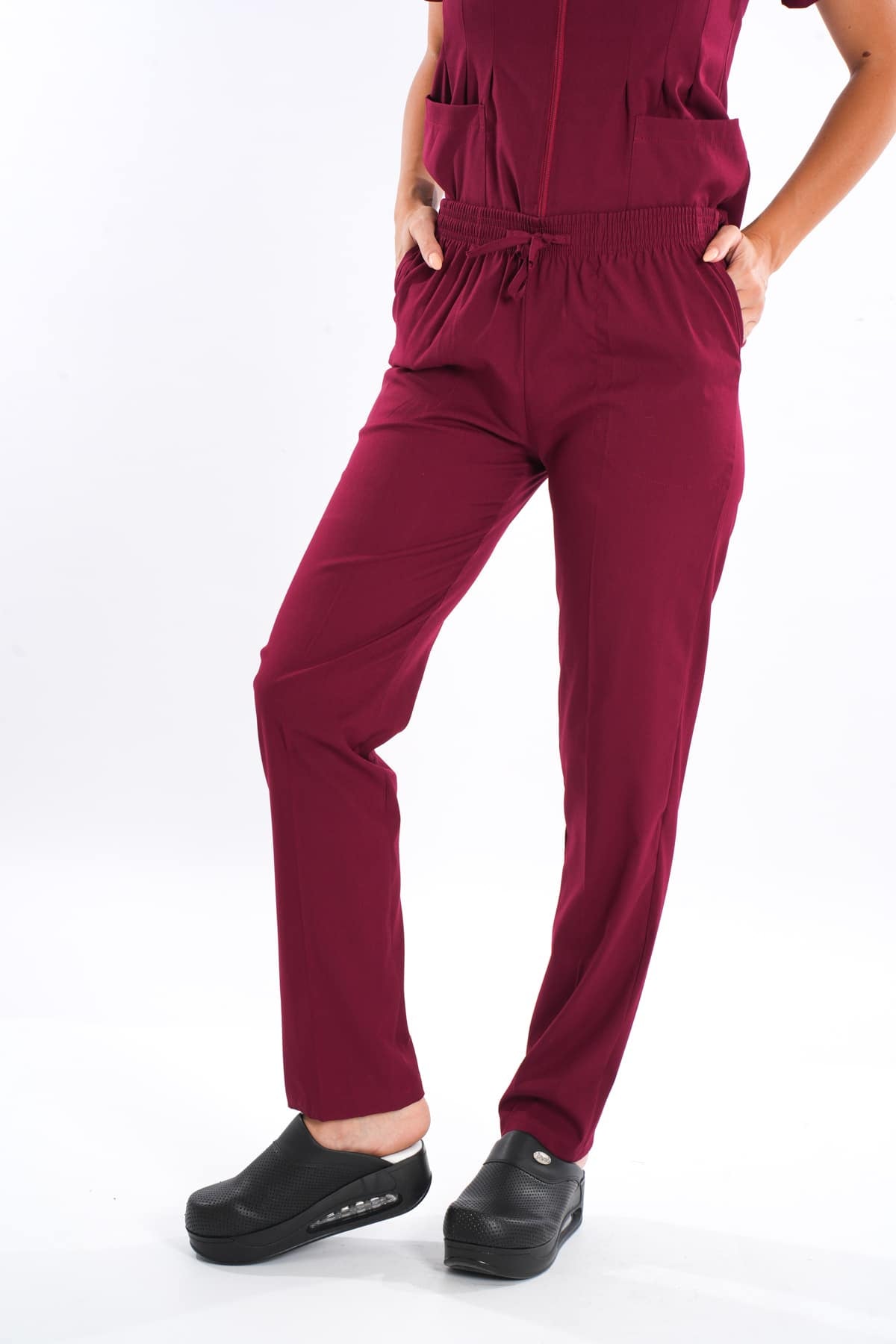 ბორდოს ფერის ელვა-შესაკრავიანი, რბილი ლიკრას სამედიცინო უნიფორმის ნაკრები ექიმისა და ექთნისთვის