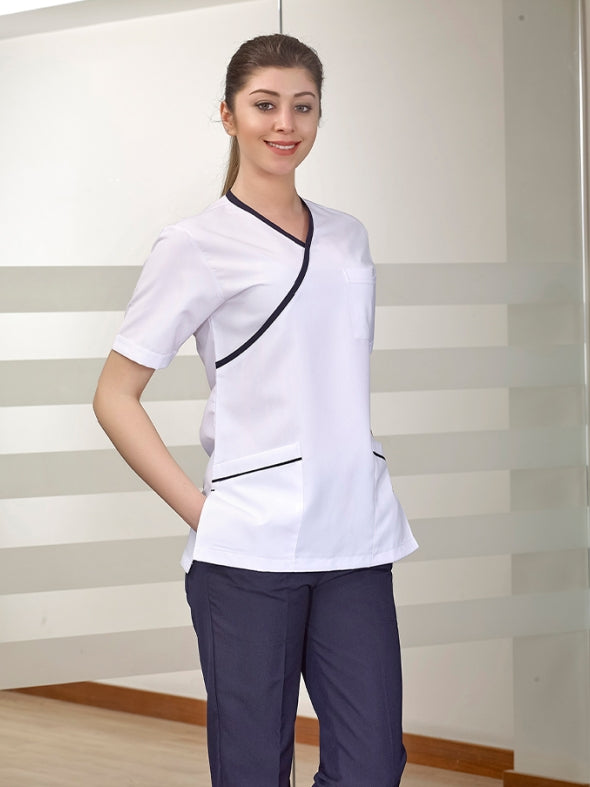 ალპაკას , თეთრი ზედა და მუქი ლურჯი ქვედაბოლო, ქირურგიული სკრაბების უნიფორმის ნაკრები