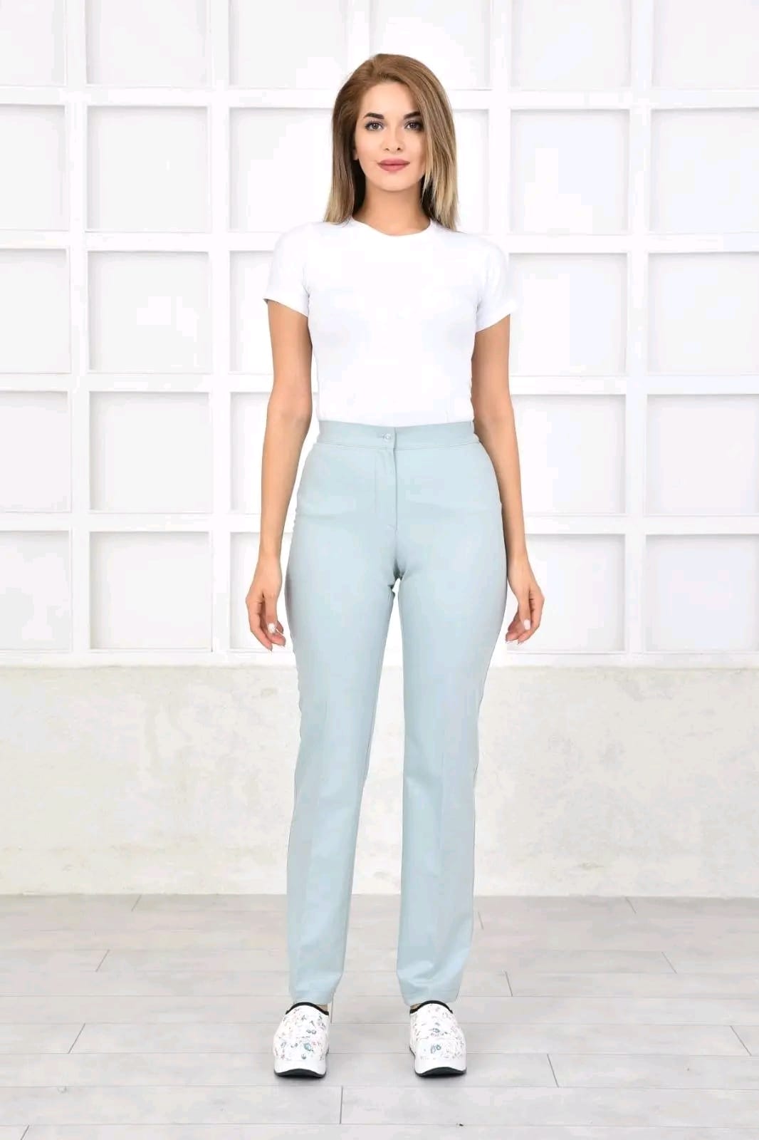 ღია - ლიმონისფერი  სამედიცინო უნიფორმა ექიმისა და ექთნისთვის.მხოლოდ ქალბატონებისთვის.