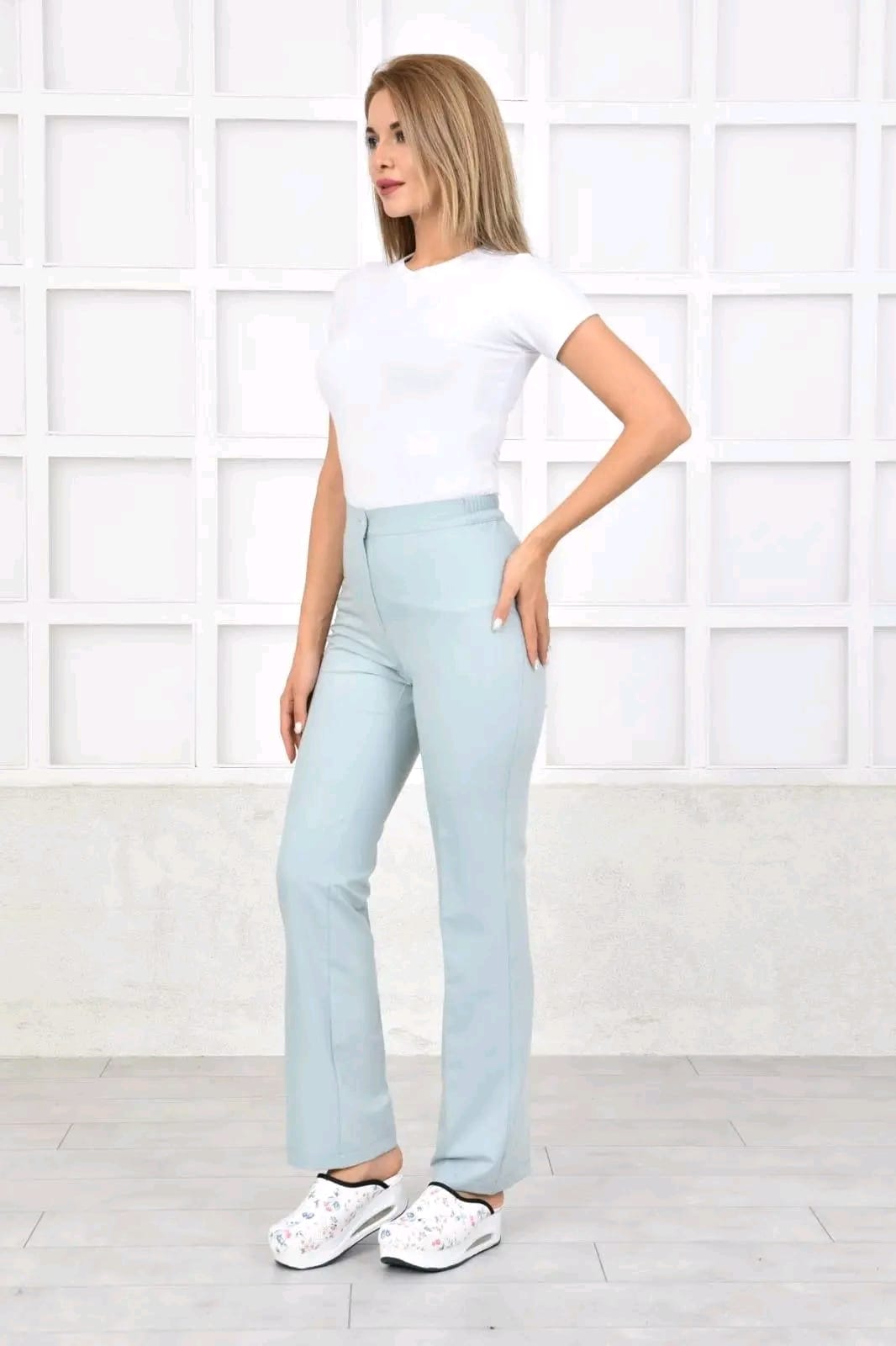 ღია - ლიმონისფერი  სამედიცინო უნიფორმა ექიმისა და ექთნისთვის.მხოლოდ ქალბატონებისთვის.