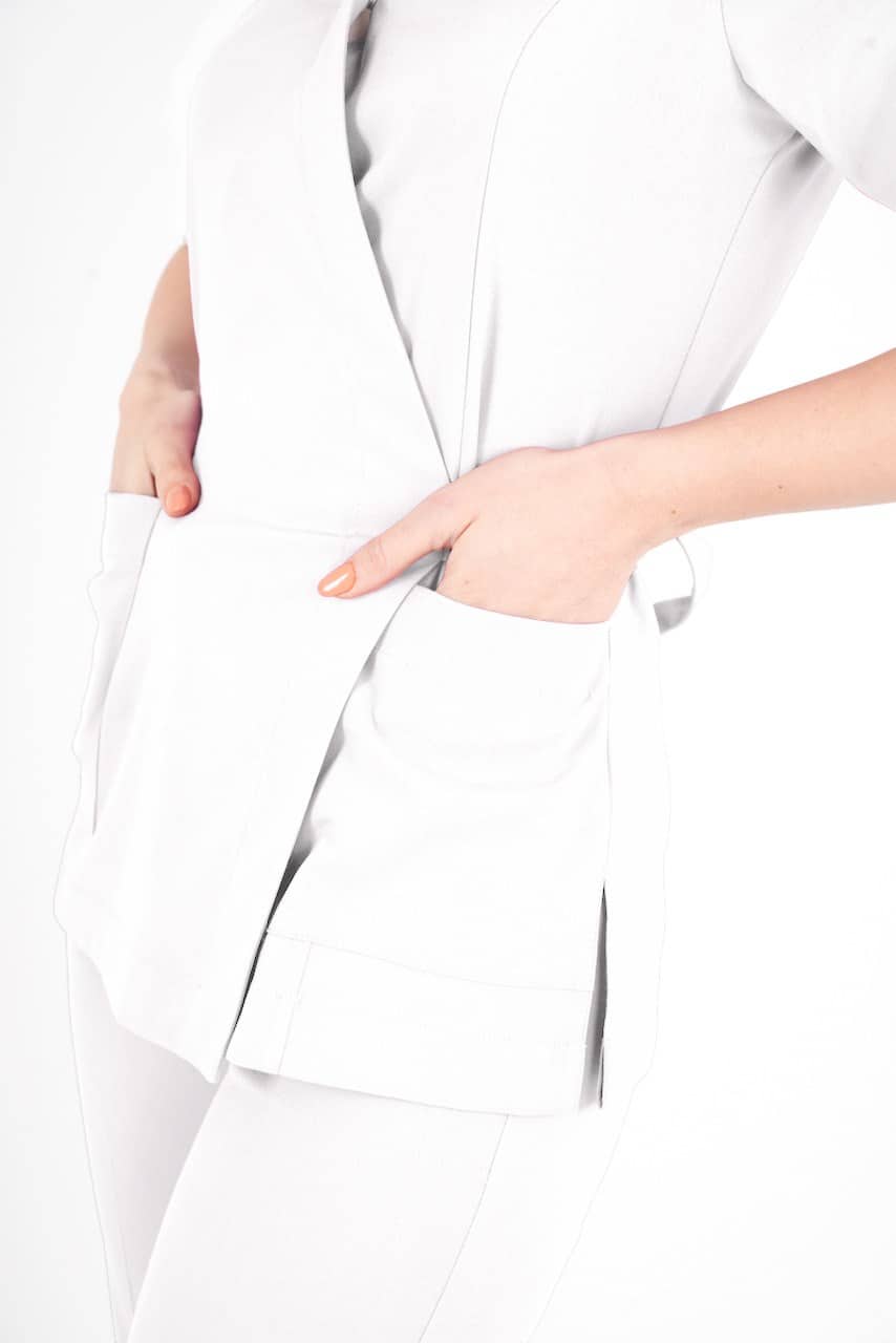 თეთრი ელეგანტური, სარტყელზე შესაკრავი სამედიცინო უნიფორმის კომპლექტი