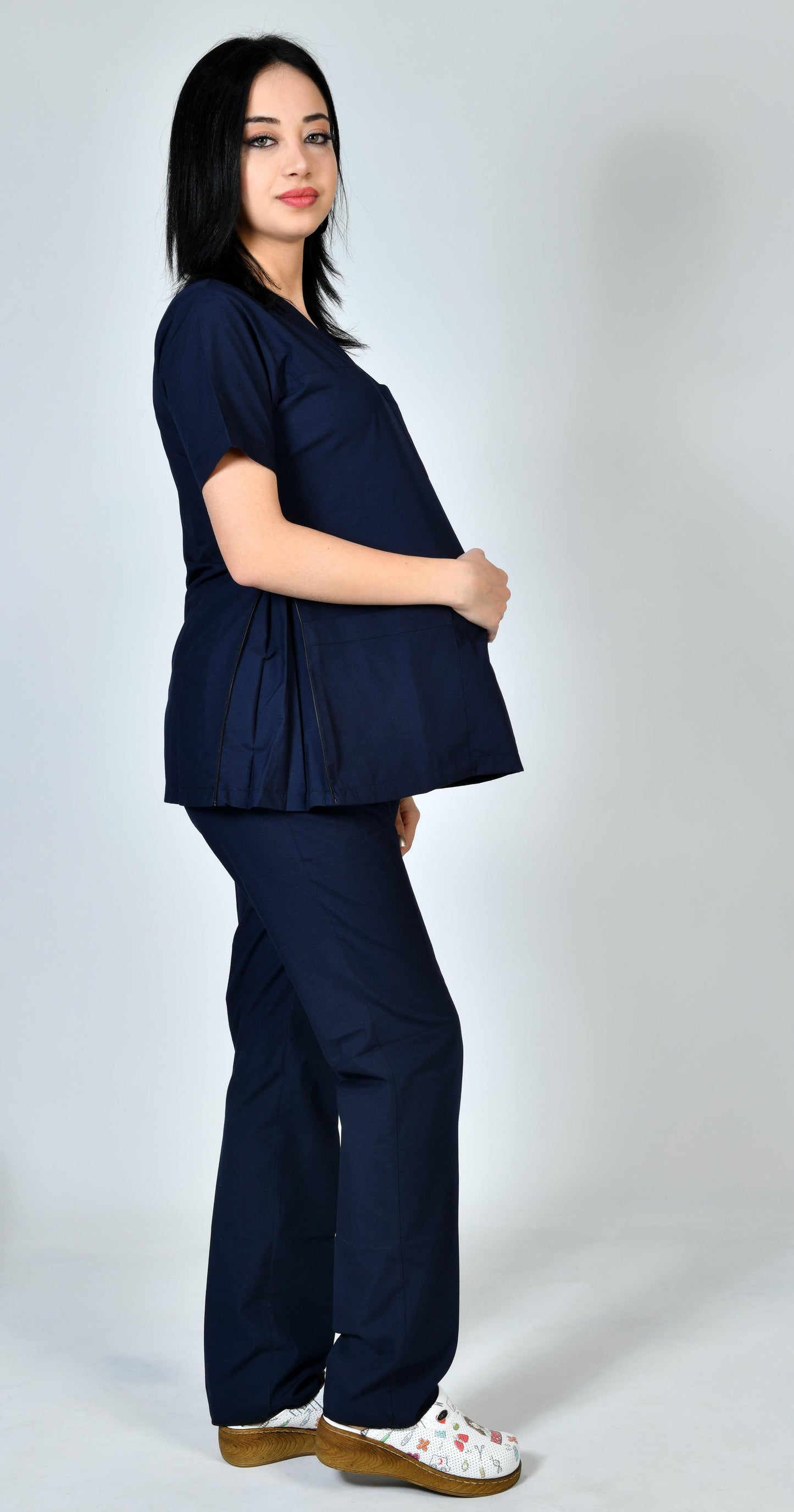 მუქი ლურჯი სამედიცინო ტანსაცმელი ორსულთათვის – გვერდითი ელვა-შესაკრავით