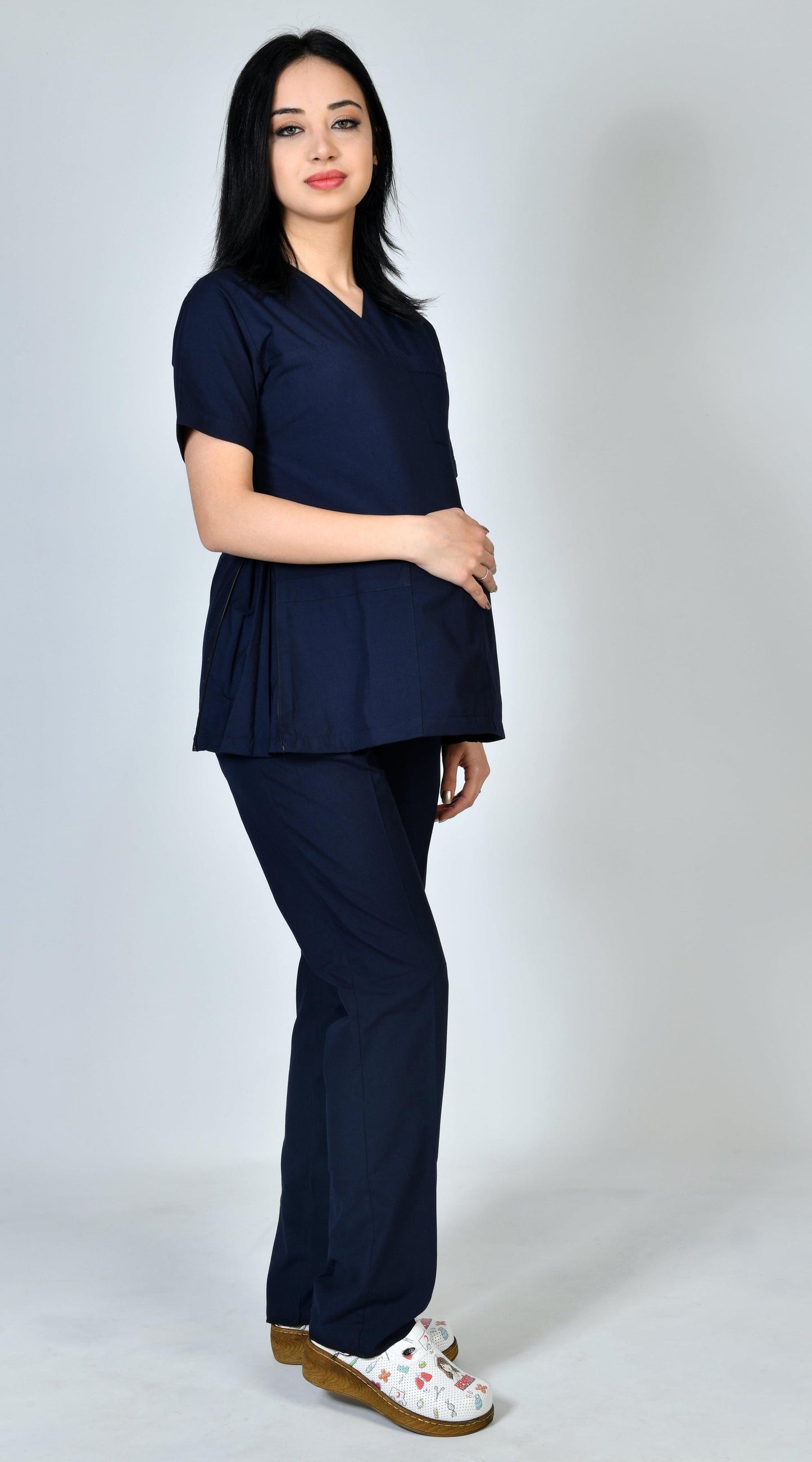 მუქი ლურჯი სამედიცინო ტანსაცმელი ორსულთათვის – გვერდითი ელვა-შესაკრავით