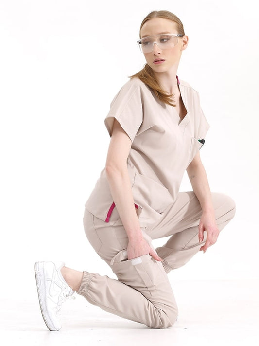 კრემისფერი ჯოგერის სტილის ექიმის/ექთნის სამედიცინო სკრაბების ნაკრები, ფუფხიანი ქსოვილი