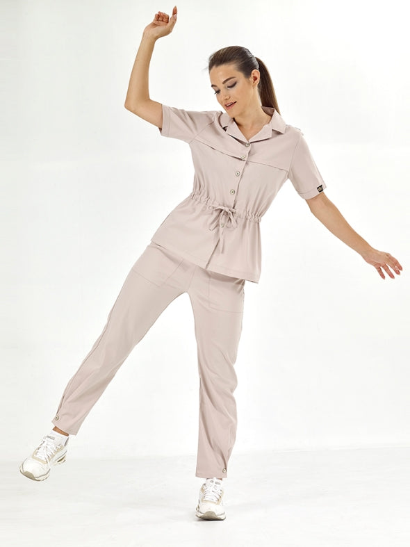 კრემისფერი რეტრო ქალის სამედიცინო სკრაბების ლუქს ნაკრები ექიმისთვის/ექთნისთვის, ელასტიური ქსოვილი